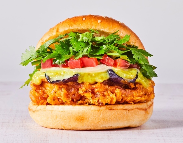 2022年、想定の3倍売れた話題性NO.1バーガー!こぼれるっ【パクチーチキンバーガー】再来!だるさを吹っ飛ばす本格辛い、グリーンカレーorトムヤムクン2種登場