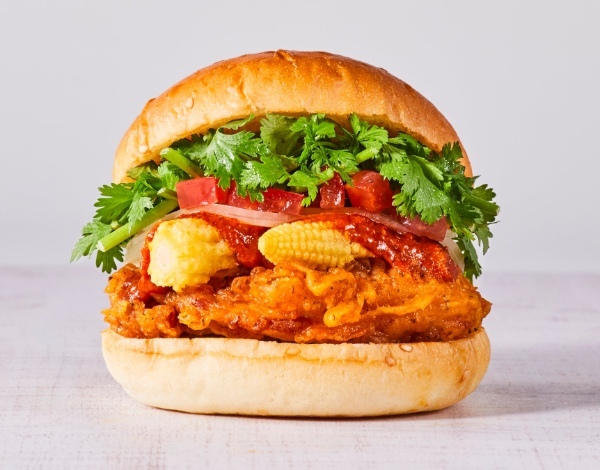 2022年、想定の3倍売れた話題性NO.1バーガー!こぼれるっ【パクチーチキンバーガー】再来!だるさを吹っ飛ばす本格辛い、グリーンカレーorトムヤムクン2種登場