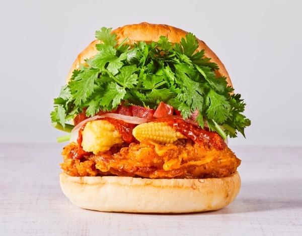 2022年、想定の3倍売れた話題性NO.1バーガー!こぼれるっ【パクチーチキンバーガー】再来!だるさを吹っ飛ばす本格辛い、グリーンカレーorトムヤムクン2種登場
