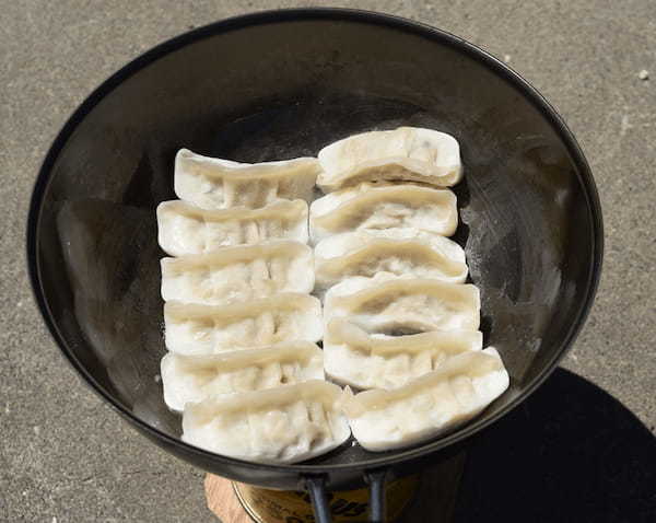 キャンプで餃子が食べたい！スキレットでも焼ける、味の素の冷凍餃子がおすすめ！