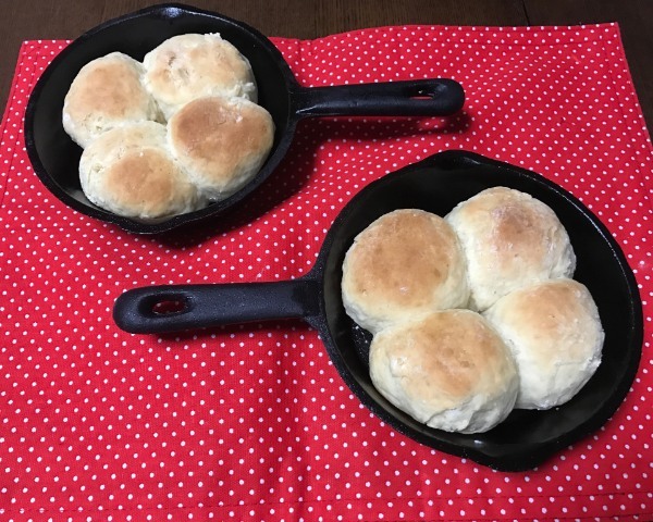 キャンプで手作りパンが食べたい！アウトドア向けクッカーで作る簡単レシピをご紹介。