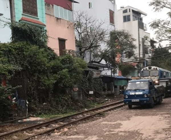 やっちまった！！線路沿いに路上駐車したら大変なことに！一生後悔するであろう路駐をした男の末路