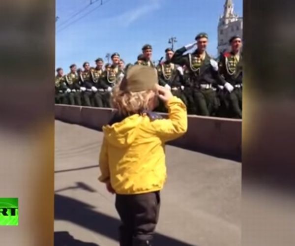 【ロシア軍】敬礼する幼い子供に勇ましい兵士たちがとった行動とは？