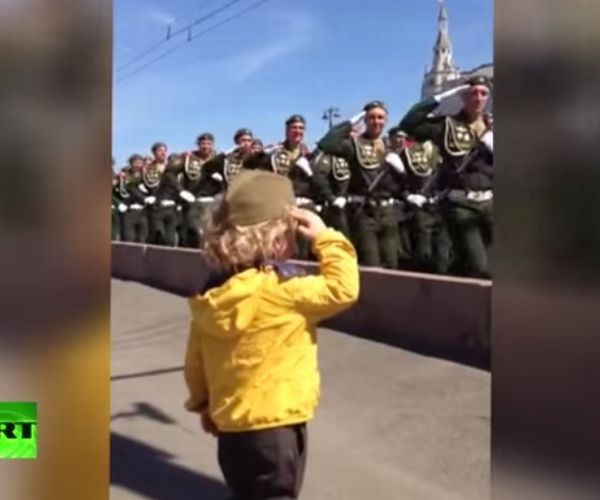 【ロシア軍】敬礼する幼い子供に勇ましい兵士たちがとった行動とは？