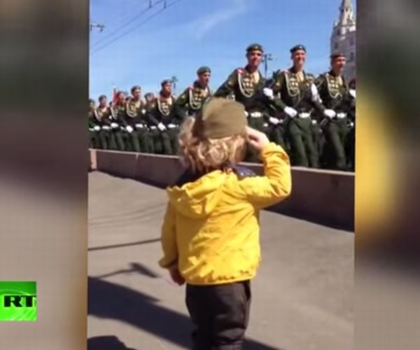 【ロシア軍】敬礼する幼い子供に勇ましい兵士たちがとった行動とは？