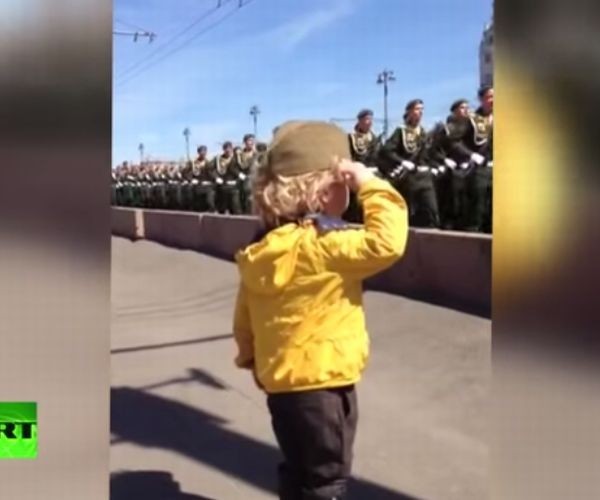 【ロシア軍】敬礼する幼い子供に勇ましい兵士たちがとった行動とは？