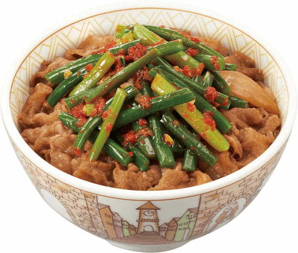 【すき家】ニンニクたっぷり旨辛だれとシャキシャキ食感がたまらない！夏の大人気商品「ニンニクの芽牛丼」が登場！