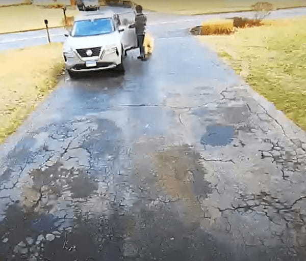 ちょっとお買い物に行こうとしたら・・・。愛犬たちを車に乗せていざ出発！飼い主さんも車に乗り込もうとしたところに、まさかのハプニングが！！