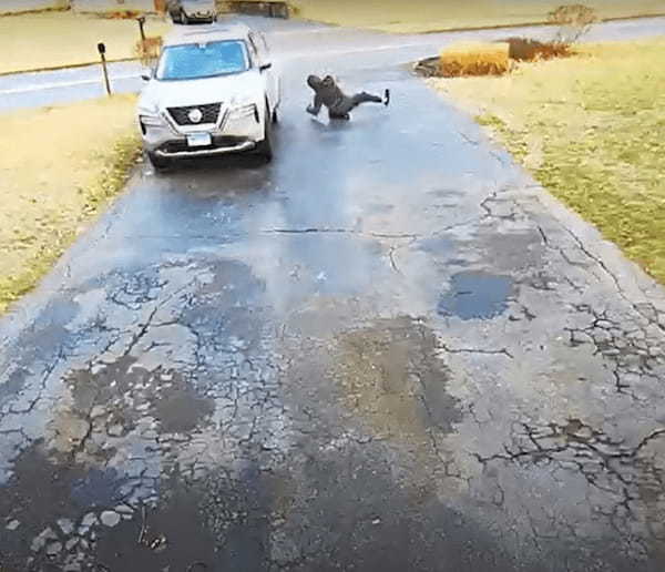 ちょっとお買い物に行こうとしたら・・・。愛犬たちを車に乗せていざ出発！飼い主さんも車に乗り込もうとしたところに、まさかのハプニングが！！