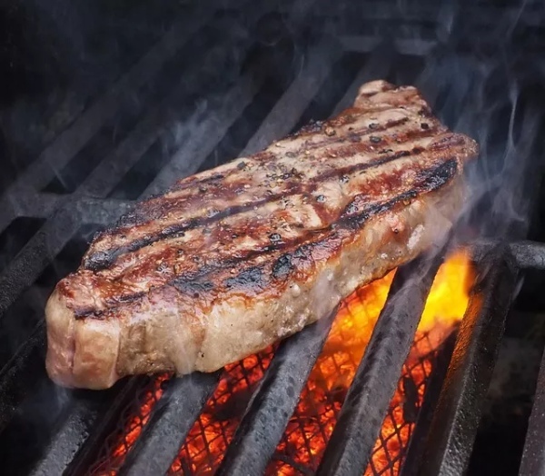 【ジューシー】キャンプでステーキを焼こう！安い肉でもひと手間加えれば絶品に