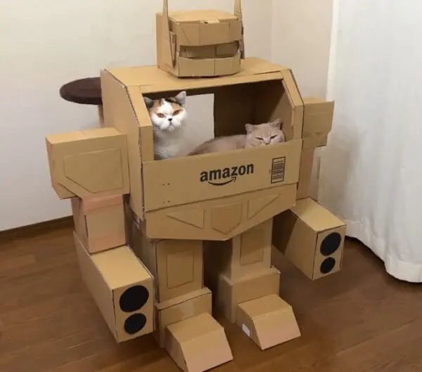 パイロットは猫　ダンボール製「未来のアマゾン配達ロボット」が勇ましい