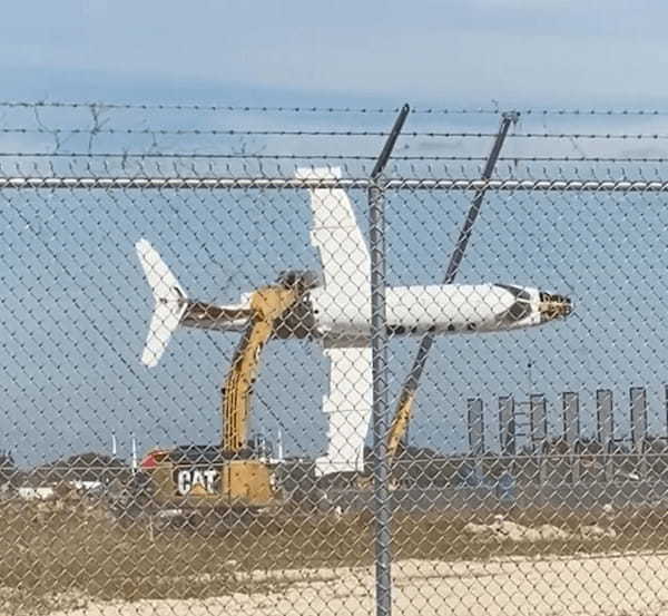 どういう状況!?スケールの凄い飛行機遊びが衝撃的!ショベルカーが飛行機持って「ブイーン」って飛ばしてますけど!