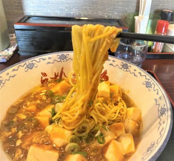 ミシュランガイドにも掲載された醤油ベースの黄金スープ！「ラーメン栄力」