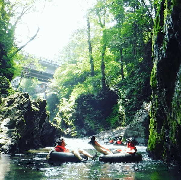 巨大なトラックチューブで清流を川下り！夏限定「渓谷どんぶらこ in 檜原村」予約受付スタート