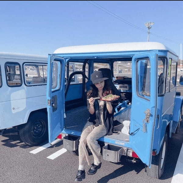 休日の晴れた日はヨンマル日和！レトロ可愛さと丸目に一目惚れ♡MT乗りの美女はキャンプやツーリングが趣味です♪