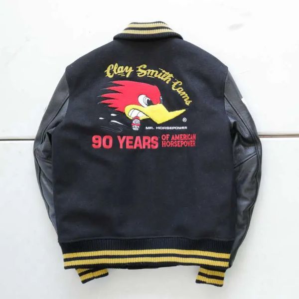 葉巻をくわえた赤い鳥「クレイスミス」が90周年！記念ロゴ入りのスタジャン発売