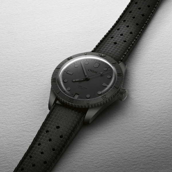 【ブランド初のオールブラックダイバーズ】250本限定!オリスの120周年記念モデル