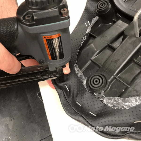 破れたバイクのシートを簡単修理。アルバの「補修用シートカバー」が便利!