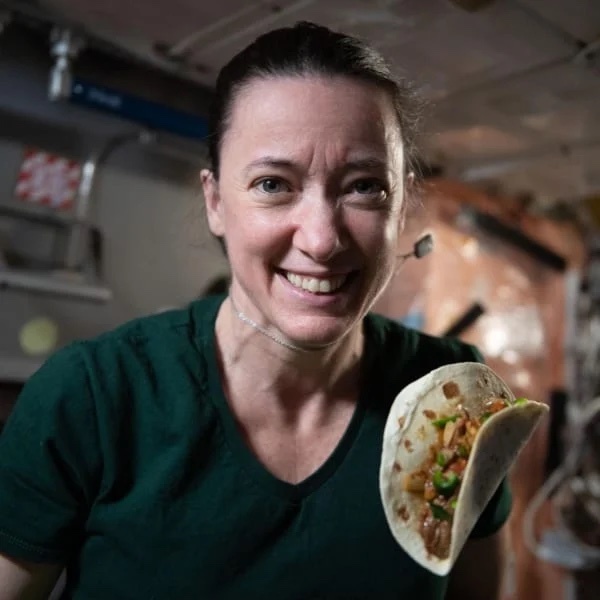 宇宙で収穫したトウガラシから「宇宙タコス」をつくり食べることもできた