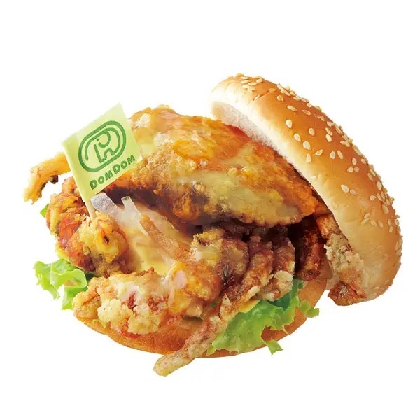 ドムドムバーガーの「丸ごと！！カニバーガー」が期間限定で再販！新味「ガリバタガニ」も登場