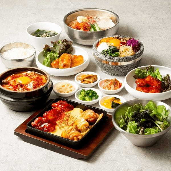 【新業態】ヘルシーさと満足感を兼ね備えた韓国料理専門店『韓食菜美 シクタン』がイオンモール各務原に3月16日(木)新規オープン！全メニューに5種類のキムチ&ナムルとチョレギサラダが付きます！