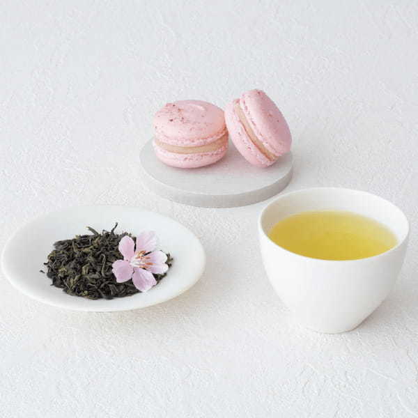 桜薫るマカロンと日本茶で、贅沢な春のティータイムを。