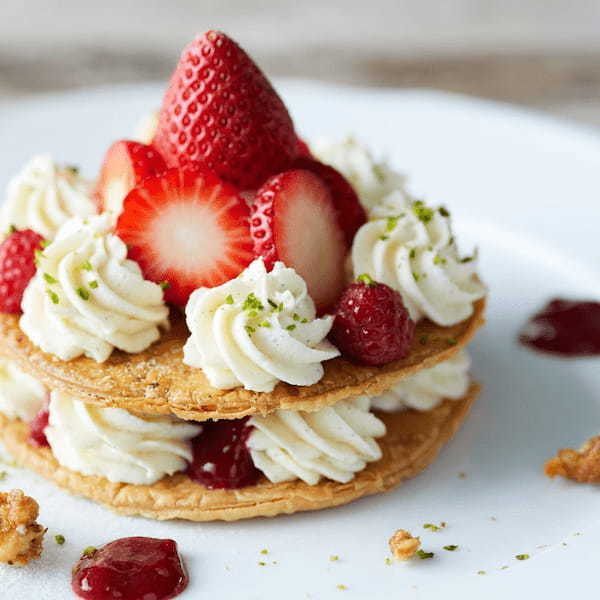 【Afternoon Tea】華やかなデコレーションの新スイーツ 「苺とラズベリーのミルフィーユ」を新発売!秋限定の「「シャインマスカットと栗のミルフィーユ」も登場