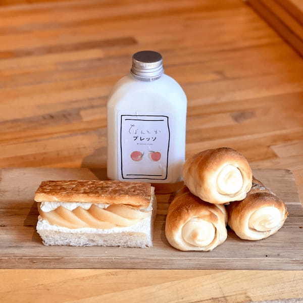 「パンとエスプレッソと自由形」や「なんとかプレッソ」など4店舗で桃まるごと1個を使ったスイーツなどが堪能できる「桃フェア」を7月18日より開催
