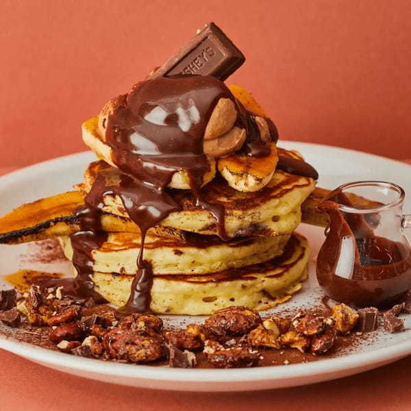 あなたはどっちを選ぶ?毎年大好評のいちごづくし、チョコづくしのプレミアムパンケーキシリーズが今年もバージョンアップして帰ってきた!
