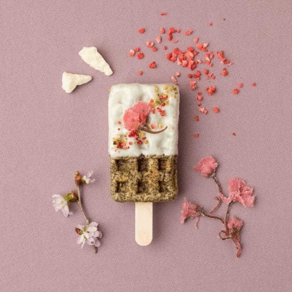 【2023春限定】まるで、片手で食べる芳醇ミルクティー？！春を彩る桜&苺ミルクティーが、京ワッフルになって4/1(土)～販売開始
