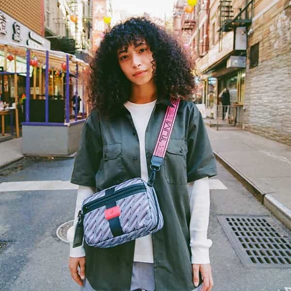 渋谷のスクランブル交差点などをイメージした「TUMI」のコラボバッグがお洒落!