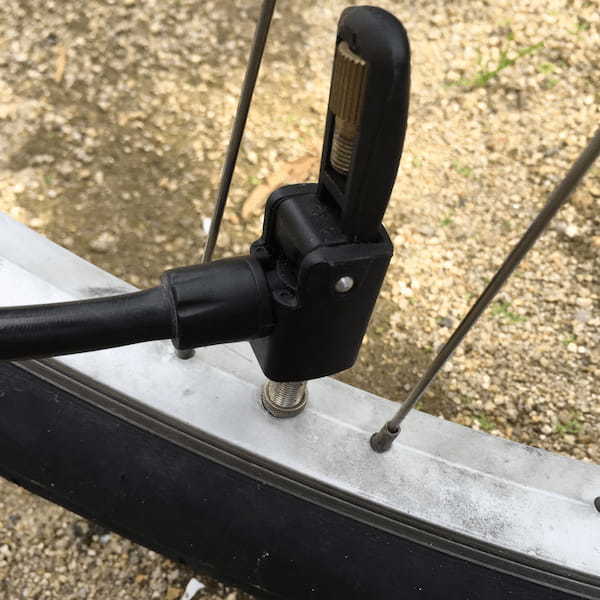 自転車の英式バルブの仕組みと空気の入れ方は?他の種類との違い含めて解説!