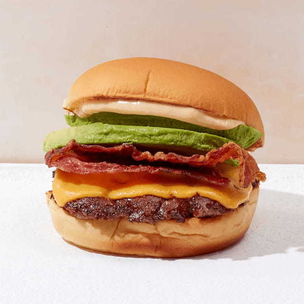 【シェイク シャック】登場以来、限定メニューの中でトップの人気を誇る「アボカドベーコンバーガー」が4月19日（水）より期間限定でカムバック！
