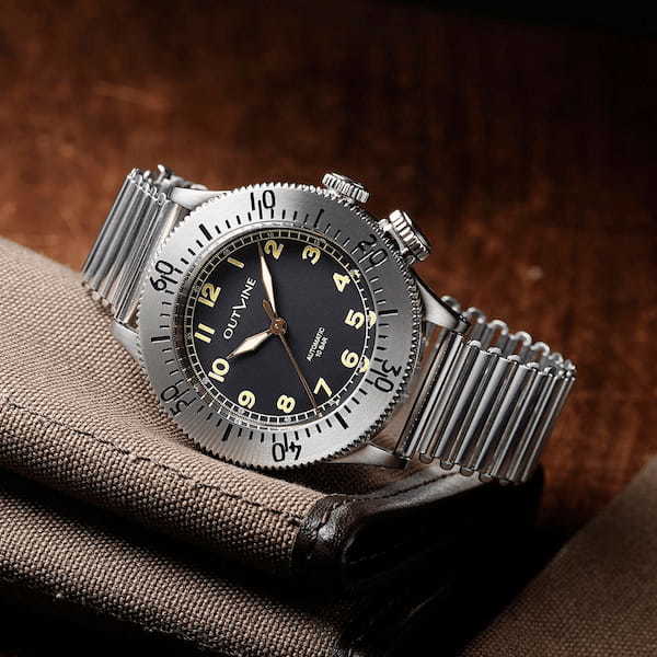 【バンブー付きで6万円台】「オンタイム・ムーヴ」限定仕様、オメガ、ロンジンが製造した40年代パイロット時計を軍用ブレスで再現!