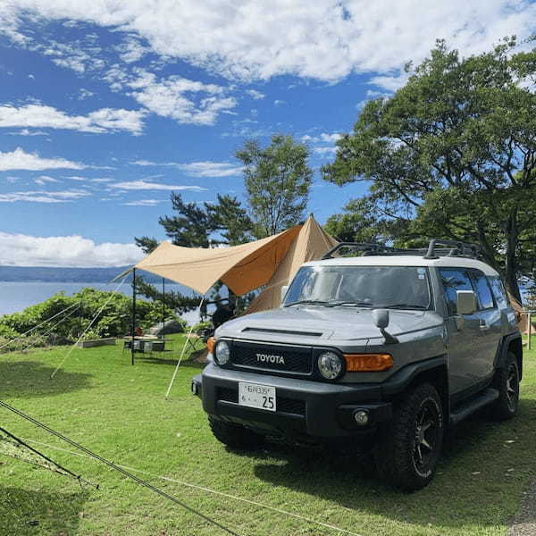 “セメントグレー”のボディカラーとワイルドかつ可愛い見た目がお気にいり！FJクルーザーもキャンプギアの一部です☆