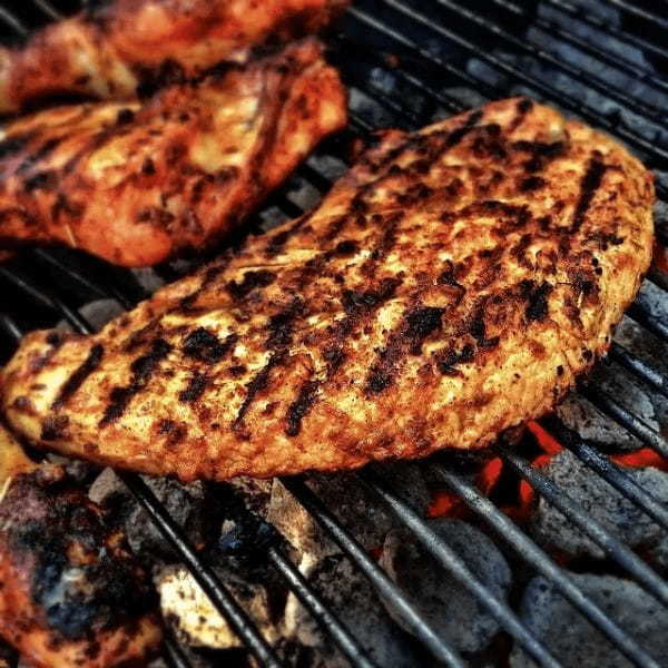 【ジューシー】キャンプでステーキを焼こう!安い肉でもひと手間加えれば絶品に