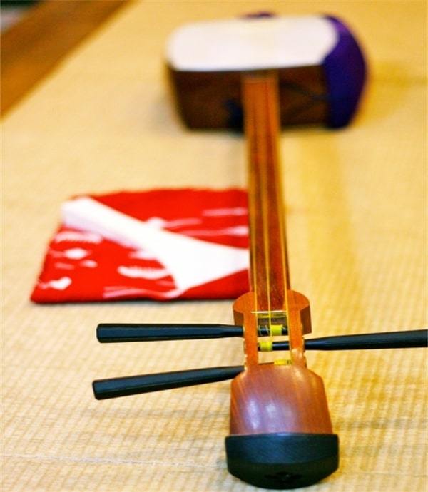 「三味線」と「三線」の違いは何？似てると思ったら、どちらも起源は同じ中国の楽器「三弦」だった！！