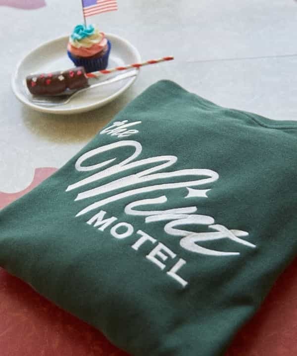 アメリカンなモーテルスタイルカフェ「The MINT MOTEL」とFREAK'S STOREがコラボレーション。POPなデザインのスウェットを発売。