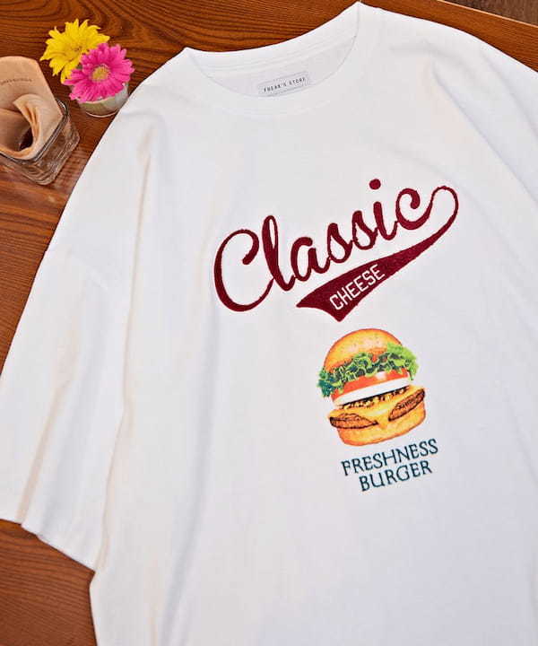 「フレッシュネスバーガー」と「フリークス ストア」のコラボTシャツが発売