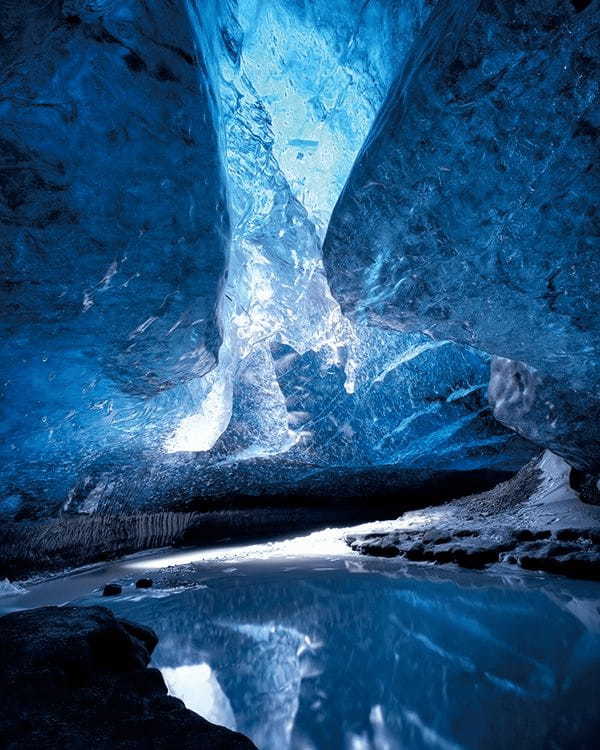 アイスランド最大の氷河『ヴァトナヨークトル氷河』にある氷の洞窟『スーパーブルー』を探検しよう!