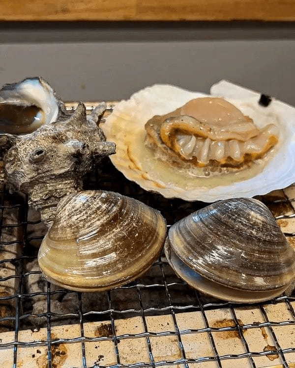 海鮮焼きも焼肉も両方楽しめる期待の新店!『でこせまき』