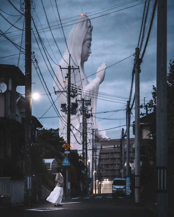 インパクトがあり過ぎて視線が奪われる・・。仙台の街中で撮影されたポートレート写真の背景にそびえるのは仙台大観音！！