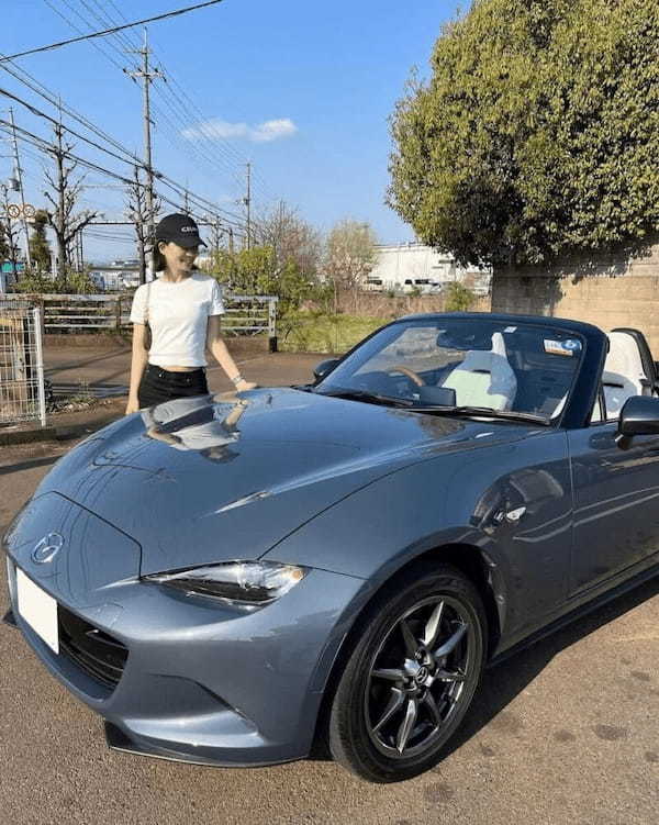 グレー×ホワイトカラーがお気に入り♡夢はラリー参加のロードスター美女!