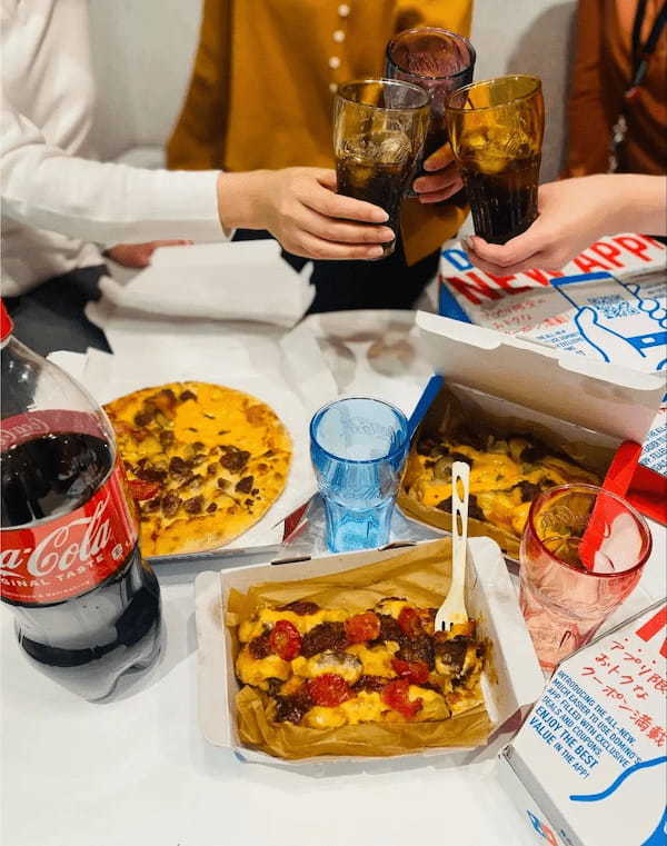 ドミノ・ピザのバーガーピザなら「コカ・コーラ」は1.5ℓくらいなくっちゃ！　2月6日からバーガーピザに「コカ・コーラ」がついた対象商品購入で「コカ・コーラ カラータンブラー」が１つもらえるよ！