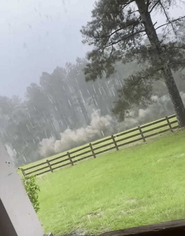 【衝撃映像】馬牧場の電気柵に雷が直撃!!!一瞬にして電気柵は爆発し煙を上げた!【アメリカ・動画】