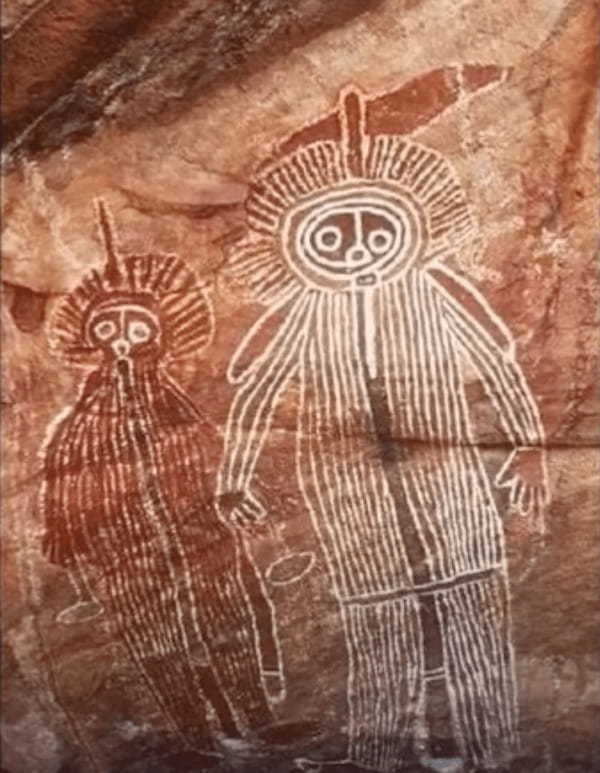 砂漠の洞窟に“古代宇宙飛行士”の壁画！？ヘルメットをかぶりスーツを着た奇妙な人物とは