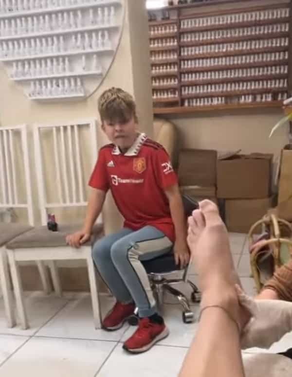 「ママ何やってるの?!信じられない!」お母さんにおかしなものでも見る目を向ける男の子。その時お母さんは何を行っていた?【海外・動画】
