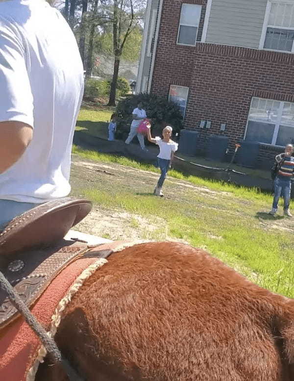 馬に乗って学校まで娘のお迎えに行った結果・・・、そのユニークな光景に他の子たちが大はしゃぎして注目の的になっていました！！