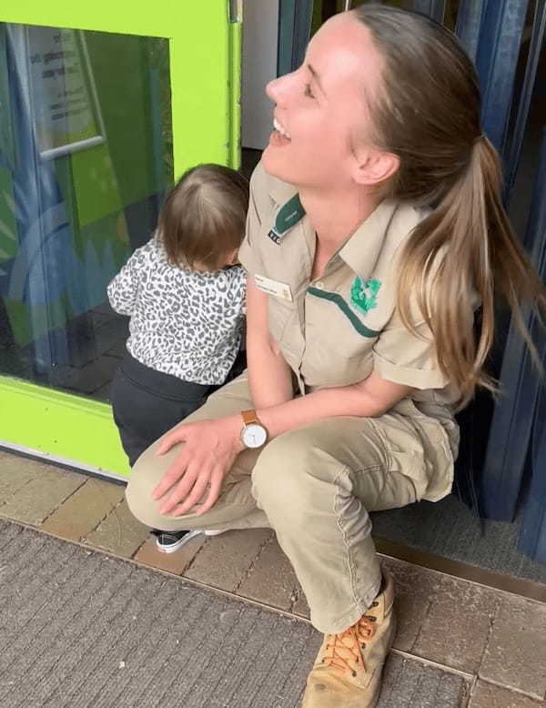 【300万再生オーバー】閉館後の遊び場に戻って、まだ遊びたい幼い女の子。そこで取った手段がかわいすぎるし、とってもクレバー！【海外・動画】