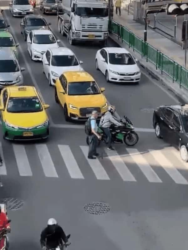 タイって優しい国なんだなと思える素敵な動画！横断歩道を渡るおじいさんと心優しいライダー